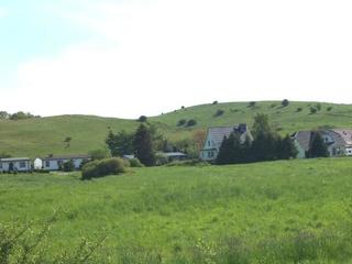 Rügen / Gager - grasbewachsene Hügel bei Gager
