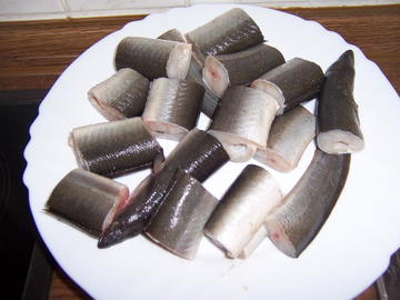 Rügen - Den Aal in 3 bis 4 Zentimeter große Stücke schneiden